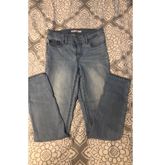 *SOLD* Levi’s shaping skinny jeans - Picture 2 of 3
